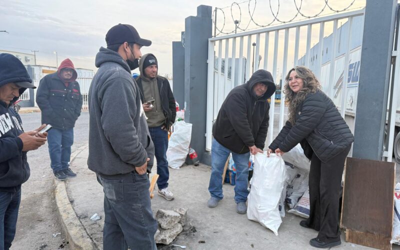 Brindan apoyo a extrabajadores de maquiladoras del suroriente ante bajas temperaturas