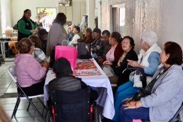 Diputada Carla Rivas lleva apoyos alimentarios y dulces a familias de la colonia Santa Rosa