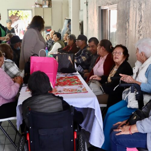 Diputada Carla Rivas lleva apoyos alimentarios y dulces a familias de la colonia Santa Rosa