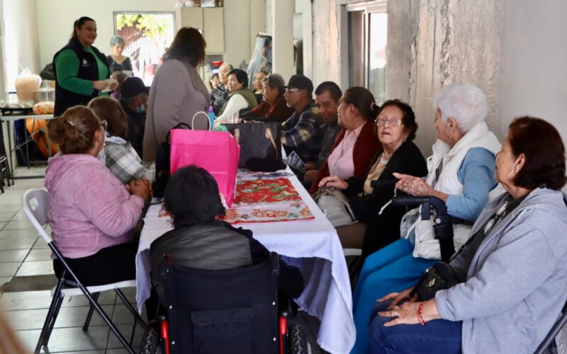 Diputada Carla Rivas lleva apoyos alimentarios y dulces a familias de la colonia Santa Rosa