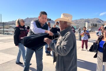 Entrega Gobierno Municipal 800 apoyos alimenticios y artículos de abrigo en colonias de Juárez