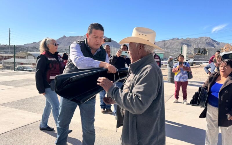 Entrega Gobierno Municipal 800 apoyos alimenticios y artículos de abrigo en colonias de Juárez