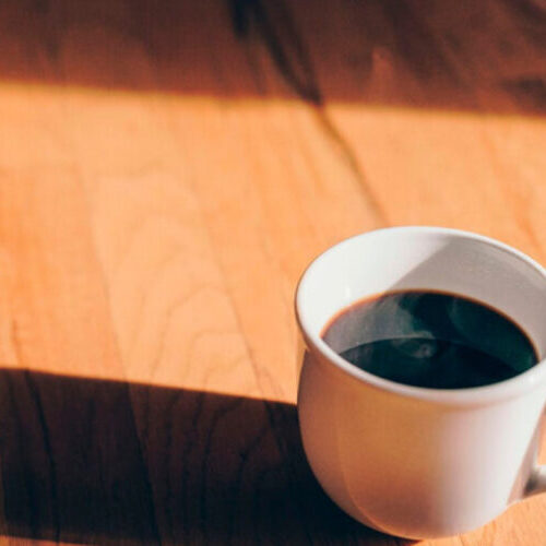 Tomar café en ayunas puede elevar el estrés y afectar tu energía diaria
