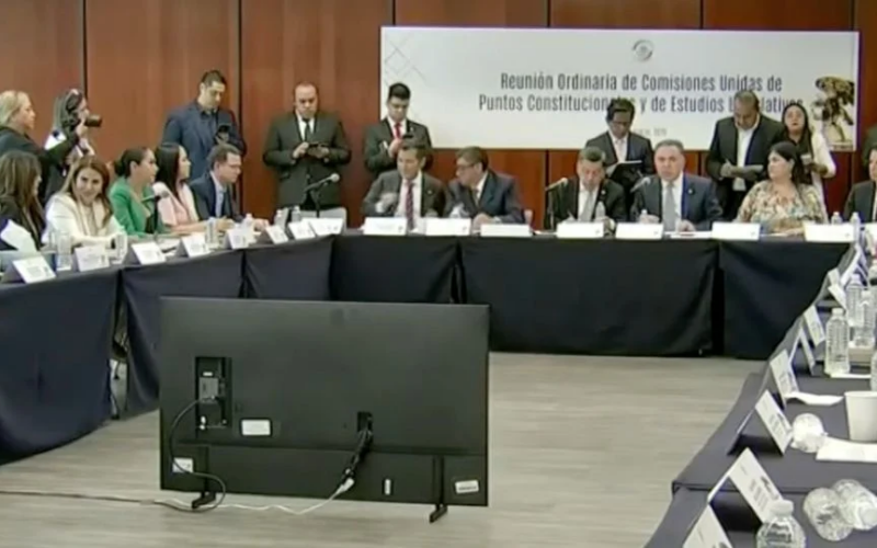 Avanza en el Senado reforma para reducir pensiones millonarias de exfuncionarios – Martillo Rojo Noticias