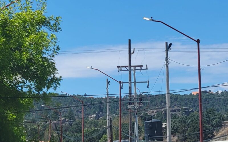 Restablecen alumbrado público en calle Adolfo López en Creel tras años sin servicio – Martillo Rojo Noticias